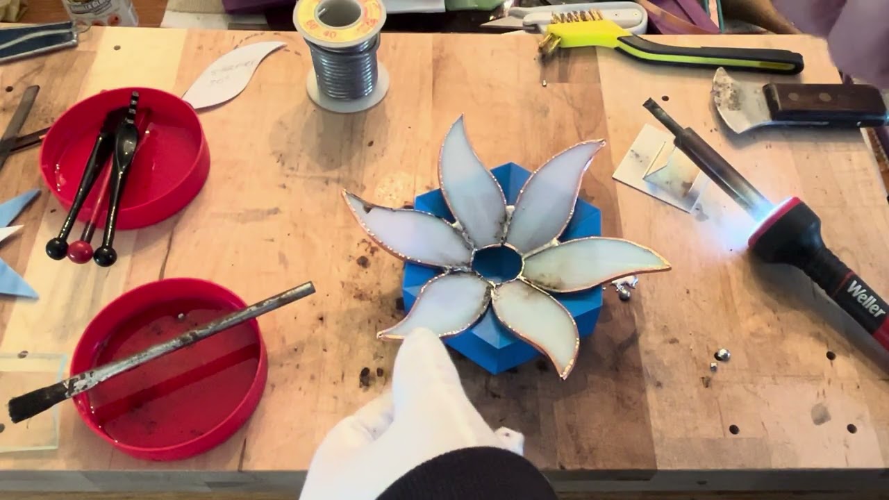 Прогресс в выращивании суккулентов: свеча из витражного стекла.