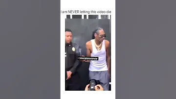 Snoop Dogg Gives Cop Marijuana Snoopdogg Weed Shorts Rap 
