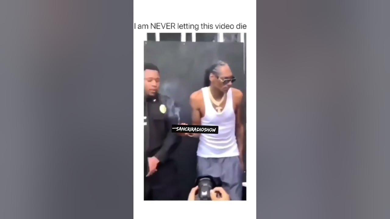 Snoop Dogg gives cop marijuana 🤣💨 #snoopdogg #weed #shorts #rap