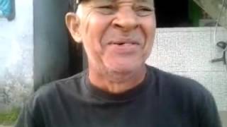 Velho gaga rindo