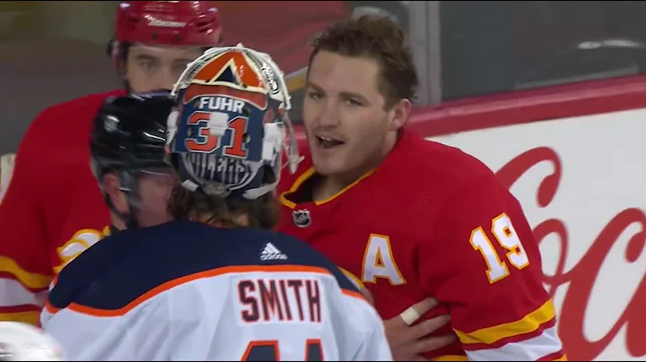 Mike Smith throws a few shots to Matthew Tkachuk d...