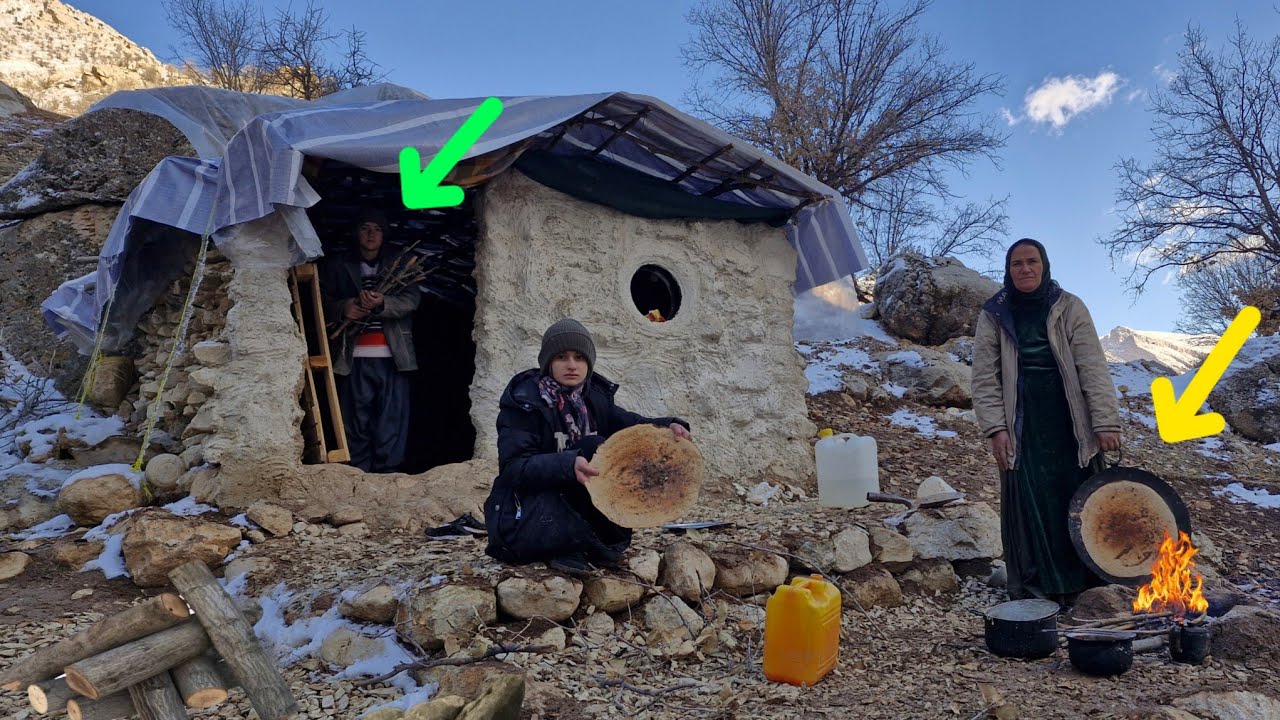 Homeless life in the snowy mountains🗻 | Baking local bread in the heart of nature with a wood fire🌲🔥