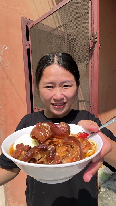 INDOMIE SPRAYED WITH PORK'S FEET IN SAUCE IN MEDAN 😍 #jejezhuang