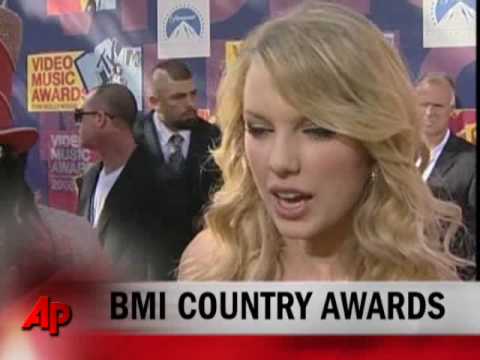ShowBiz Minute: Aniston, Swift, Robbins