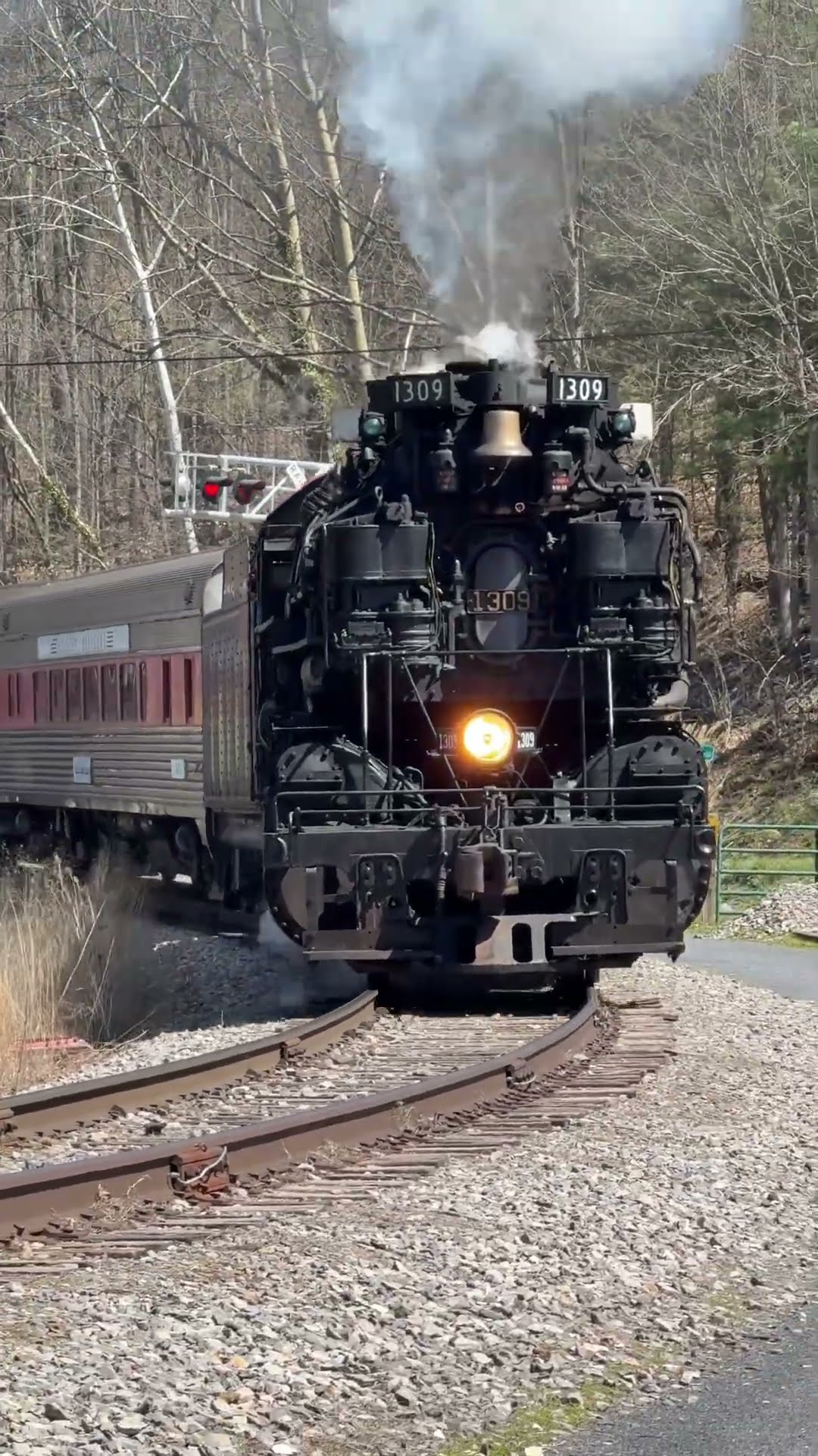 Western Maryland 1309 rounding the corner at Cash Valley #trains