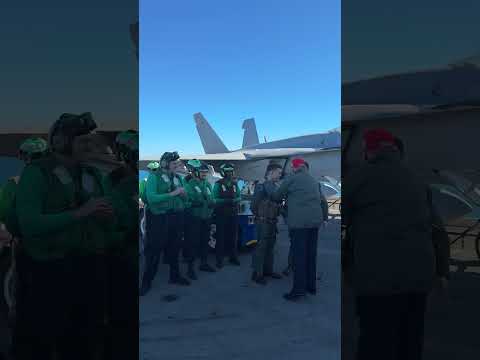 President Trump personally gives helicopter pilots and crew his presidential challenge coin 🇺🇸