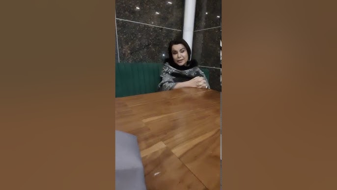 Qizlar va külotlar bir chetga surilgan Shishgan nipellar, balogatga etmagan genimaxiya