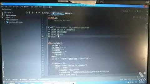 Programar en python una clase de contador  de vocales y consonantes