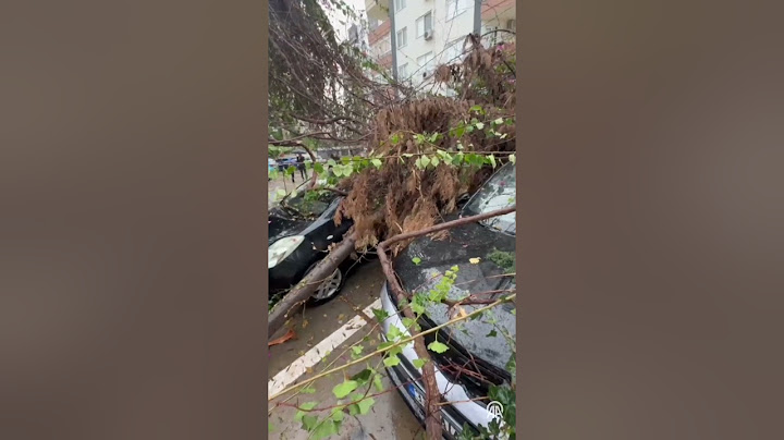 Mersin'de yıldırım düşen binadan kopan beton parçaları kafe ve 2 araca hasar verdi