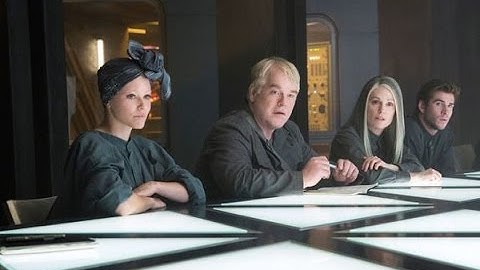 Hunger Games Interview with Julianne Moore, Donald Sutherland & Elizabeth Banks!