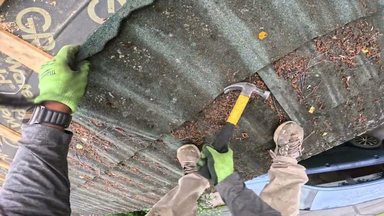 Кровельщик: я уронил молоток, срывая крышу рядом с работающими линиями электропередач | Видео от ...