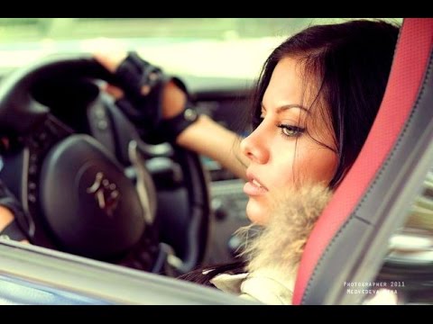Автоледи чуть не сбила детей и вылетела на встречку через две сплошные!