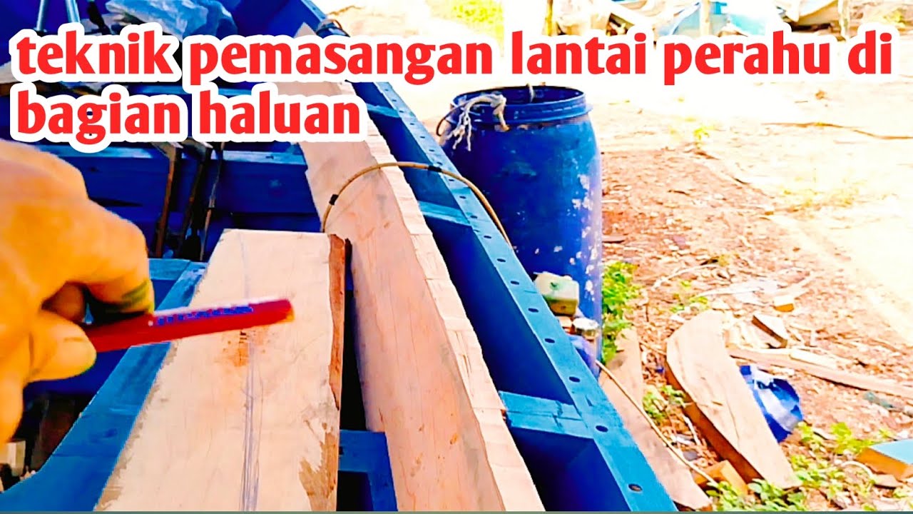PROSES AWAL PEMASANGAN LANTAI PERAHU DI BAGIAN HALUAN