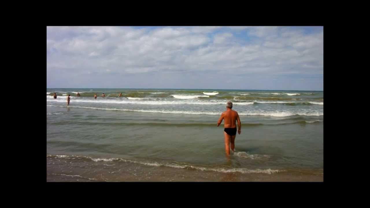 Надену я черную поеду в анапу. Надену я черную поеду в анапу. Памятник отдыхающему в анапе. Белая шляпа анапа. Надену я черную поеду в анапу.