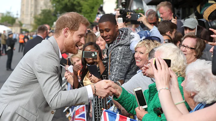 Prince Harry greets crowds outside Windsor Castle - DayDayNews