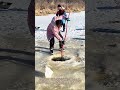 氷を砕き、魚を掬う:極寒の狩猟が交わる一瞬