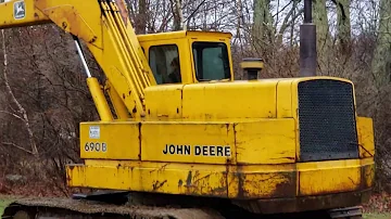 Kolik váží traktor John Deere 690 B?