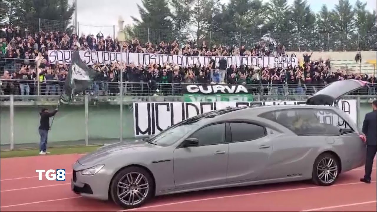 Chieti - Il saluto della Curva Volpi a Michael