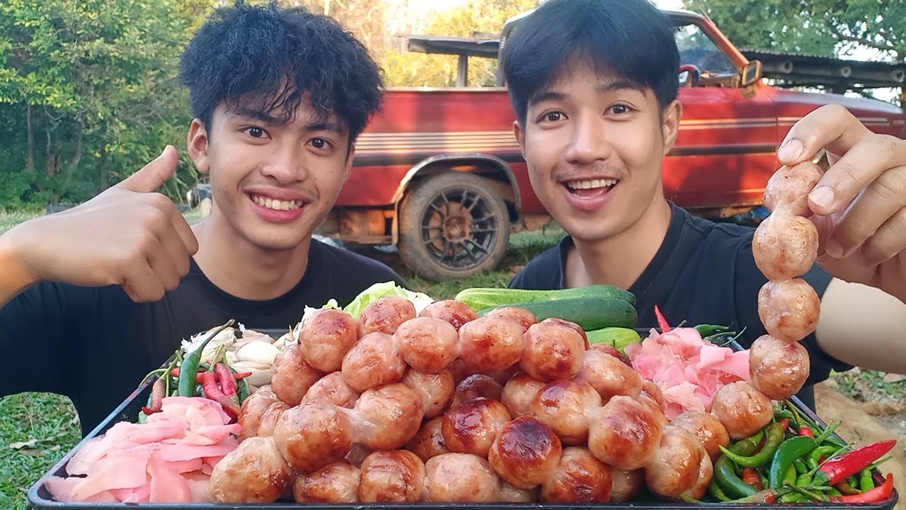 ไส้กรอกปิ้งย่างหอมๆนุ่มๆมาแล้ว พริกขิงแตงพร้อมมากินด้วยกันครับ.