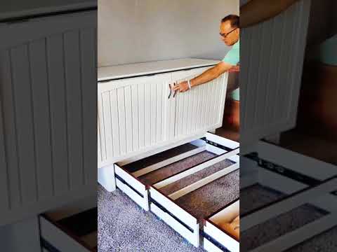 Video: Hopfällbar sängskåpstransformator med madrass: bekvämt och praktiskt