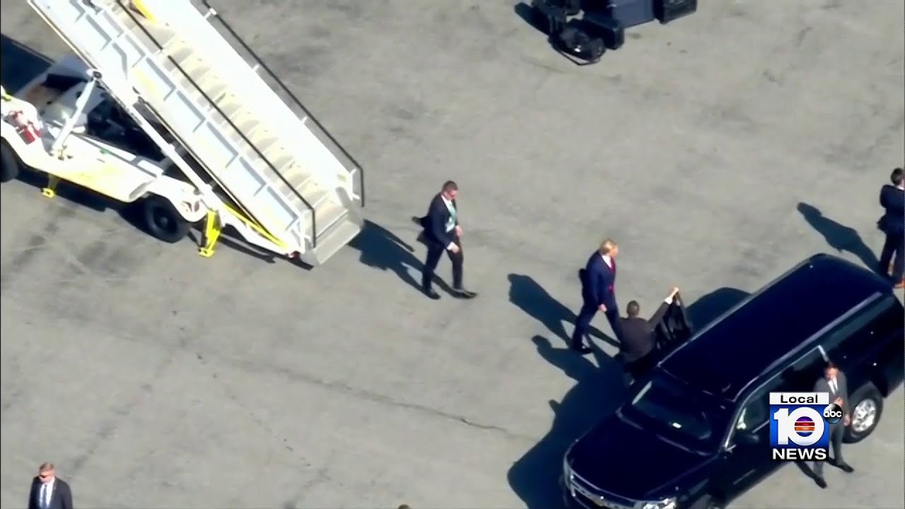 Trump arrives in New York ahead of indictment - YouTube