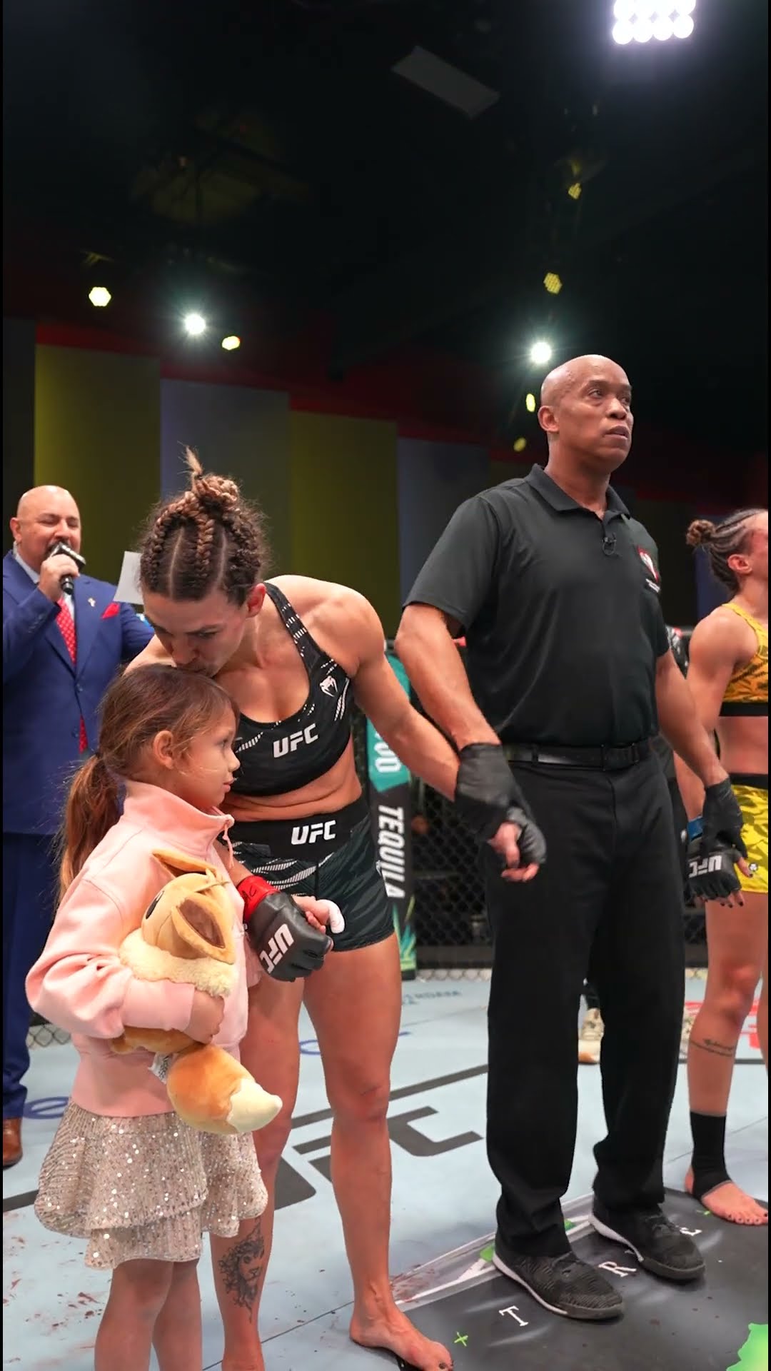 mommy/daughter handraise ? #UFCVegas101