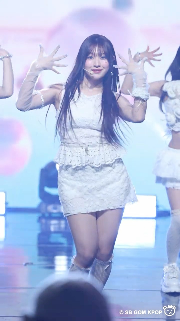 Glow Up - RESCENE リセンヌ 리센느 [Music Bank] | KBS WORLD TV