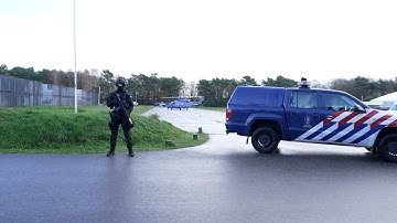 TRAINING: De Gewapende Beveiliging Burgerluchtvaart in actie bij oefencentrum in Vught.