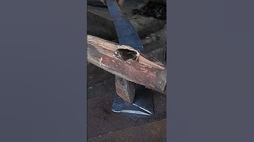 wow..it turns out..‼️how a blacksmith cuts iron #medievalblacksmith #fypviralシ #wood