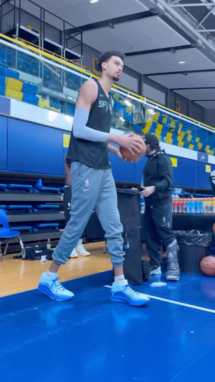 Wemby is back in the same exact gym he played in two years ago!