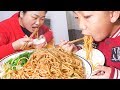 下雨天，媳婦簡單做個葱油面，3個孩子吃得好香 | Make onion oil noodles, three children eat very fragrant