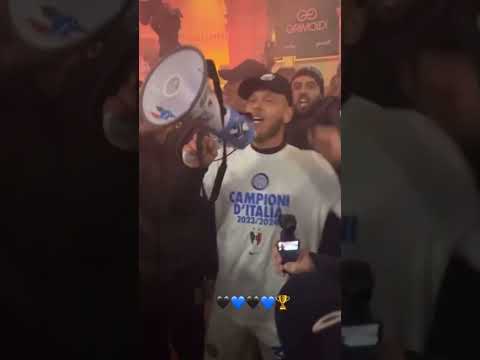 DIMARCO scatenato: festa grande in piazza DUOMO, guardate cosa fa il giocatore dell’INTER⚫️