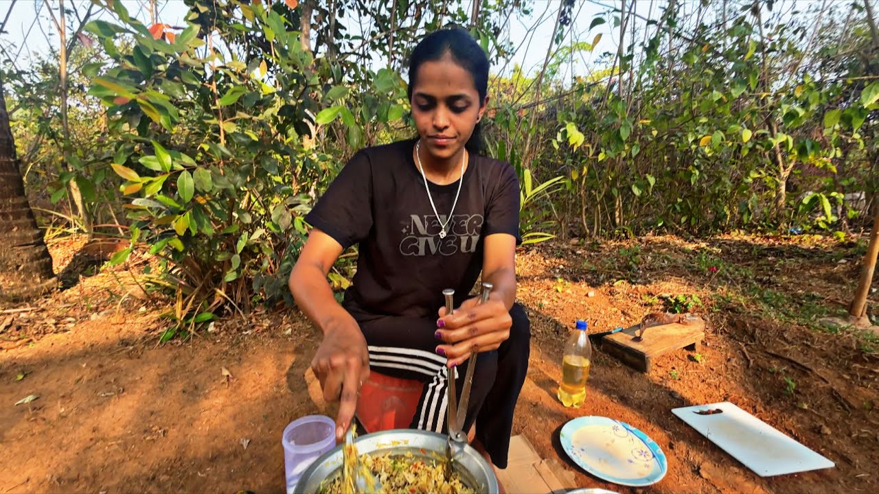 आई शिकवतेय गौरी ला भाजी बनवायला 🥰 आणि ती सुद्धा कोकणातील सर्वांची favourite भाजी 😘 #marathi #family 