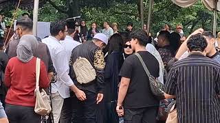 Sheila Dara Tdanak Tegar Menyambut Para Pelayat Di Pemakaman Vidi Aldiano 