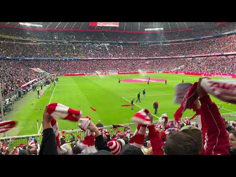 FC Bayern München - Borussia Dortmund 2021/22 // Südkurve / Mannschaftsaufstellung