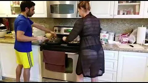 Aracely Arámbula baila mientras cocina en bata transparente