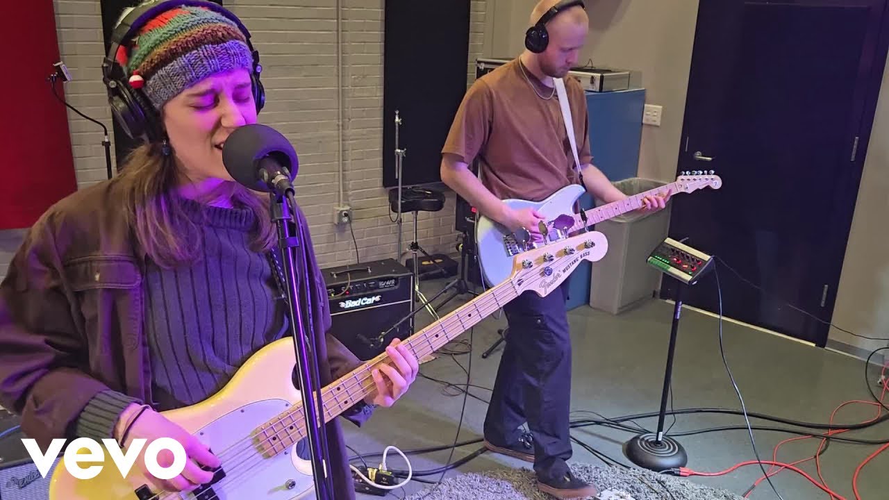 在 YouTube 上觀看「Tumbling Rock Live Sessions - Keep For Cheap: Life is Like This (Live In Studio)」