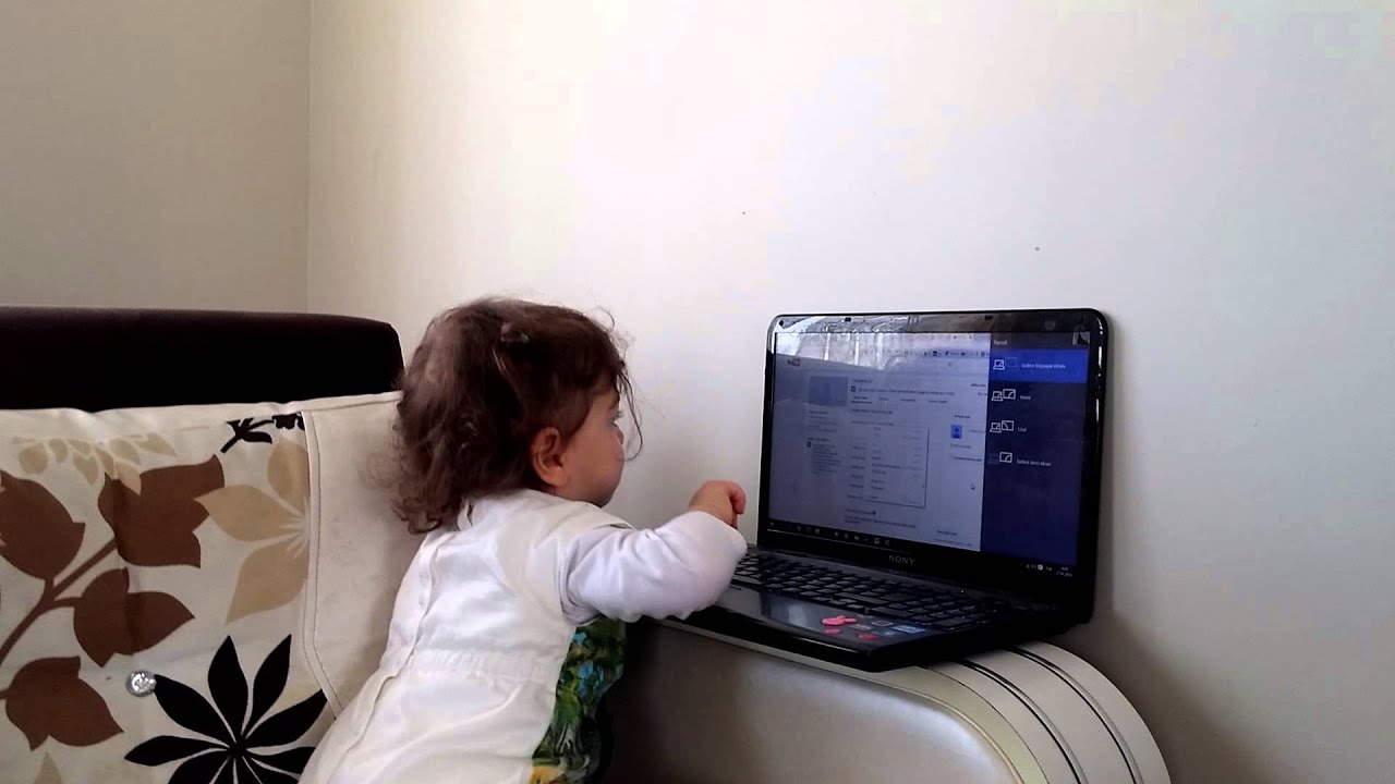 Bilgisayarda Yazı Yazan Bebek - YouTube