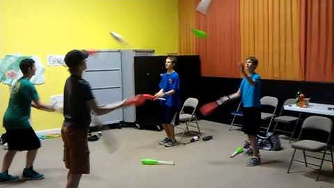 4 way juggling passing pattern