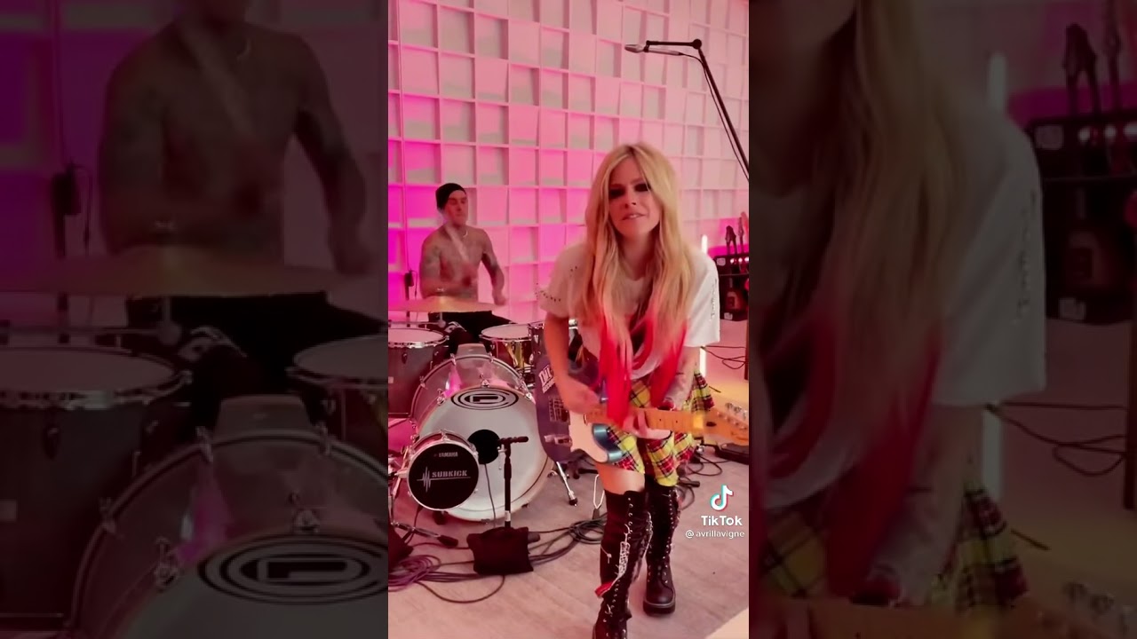 Pop punk queen is back!!!!