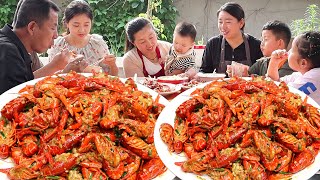 Adults and children love garlic crayfish  garlicflavored shrimp Qbomb  the family is full of a po