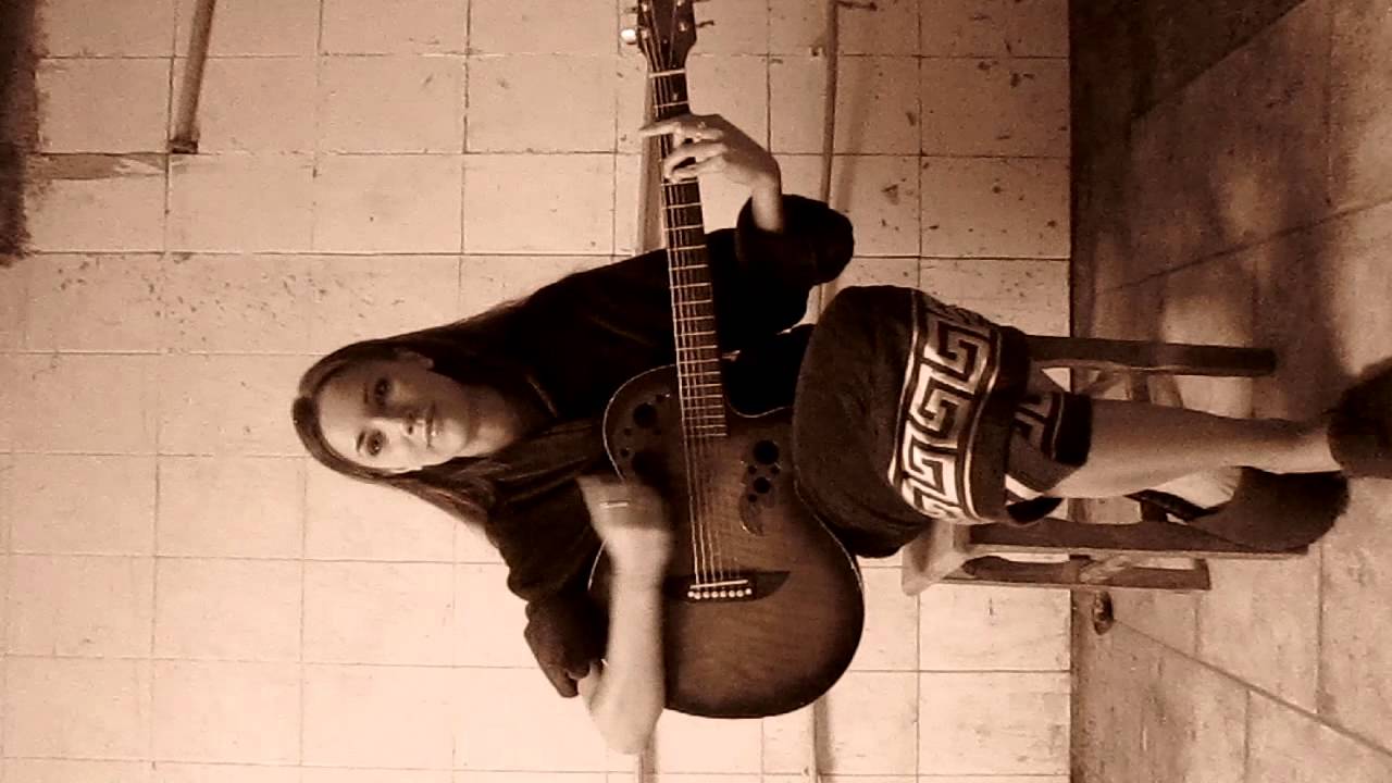 Домой гитара пой. Под гитару. Девушка играет на гитаре фото. Поют под гитару компания. Сфоткаться дома с гитарой.