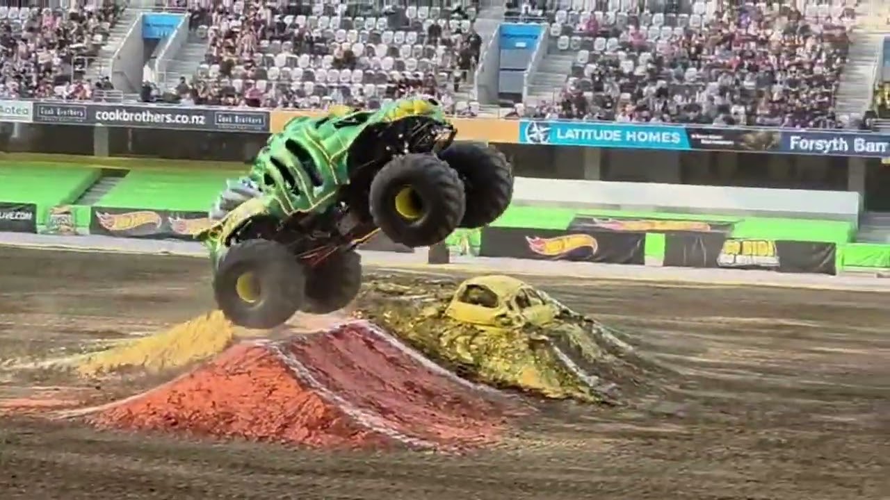 Skelesaurus Monster Truck FREESTYLE at Dunedin New Zealand Hot Wheels Show 1
