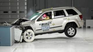 2007 Jeep Grand Cherokee moderate overlap IIHS crash test