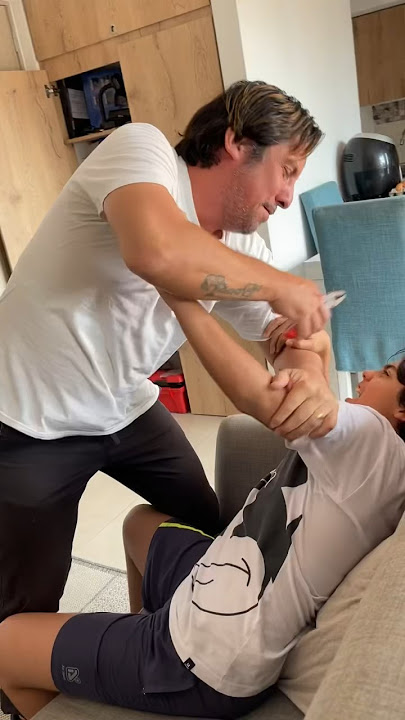 Mom vs Dad 😂 when your tooth gets loose 😱 #tiktok #videos #youtube #shorts #viral