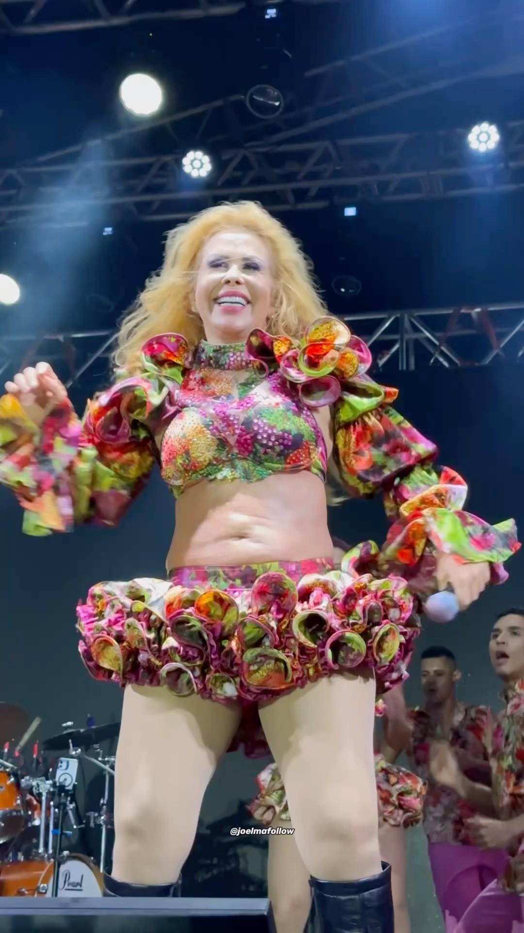 Joelma usa figurino com sainha