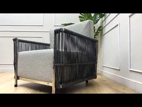 Vidéo: Chaise avec structure en acier inoxydable entièrement visible
