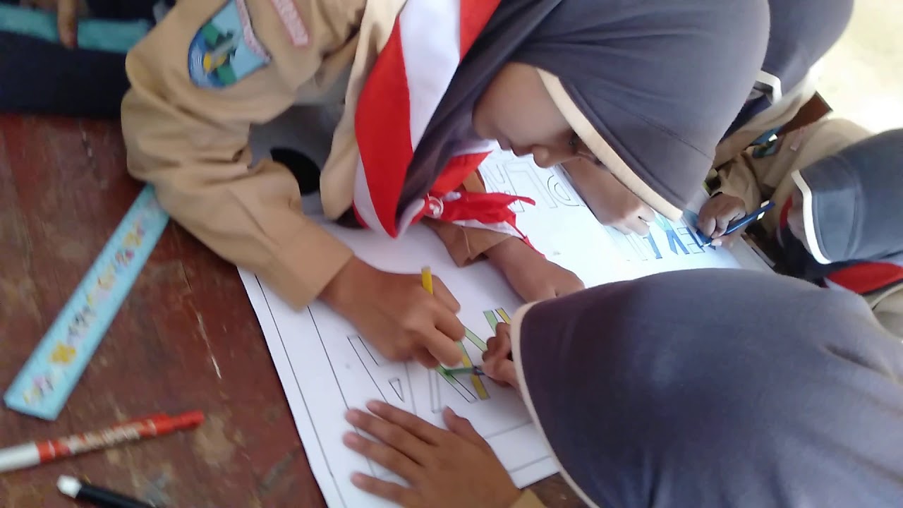 Siswa membuat Slogan tema pendidikan pada kertas manila 