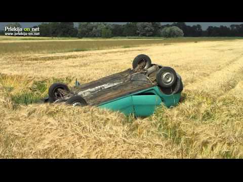 Osebno vozilo končalo na njivi na strehi