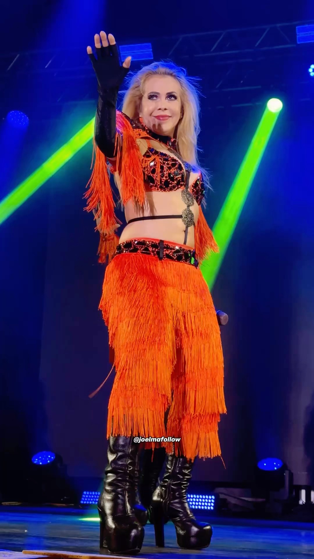 Joelma usa figurino laranja, do DVD de Portugal